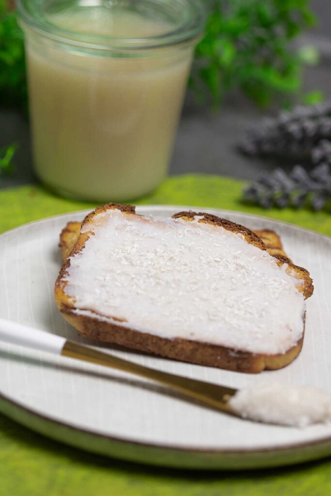 Der Kokosaufstrich ist zuckerfrei, Low Carb und super lecker. Das Rezept eignet sich perfekt für Eiweißbrot und zum Frühstück.