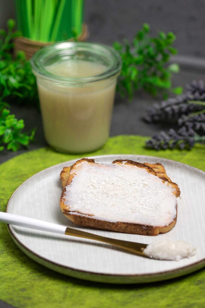 Der Kokosaufstrich ist zuckerfrei, Low Carb und super lecker. Das Rezept eignet sich perfekt für Eiweißbrot und zum Frühstück.