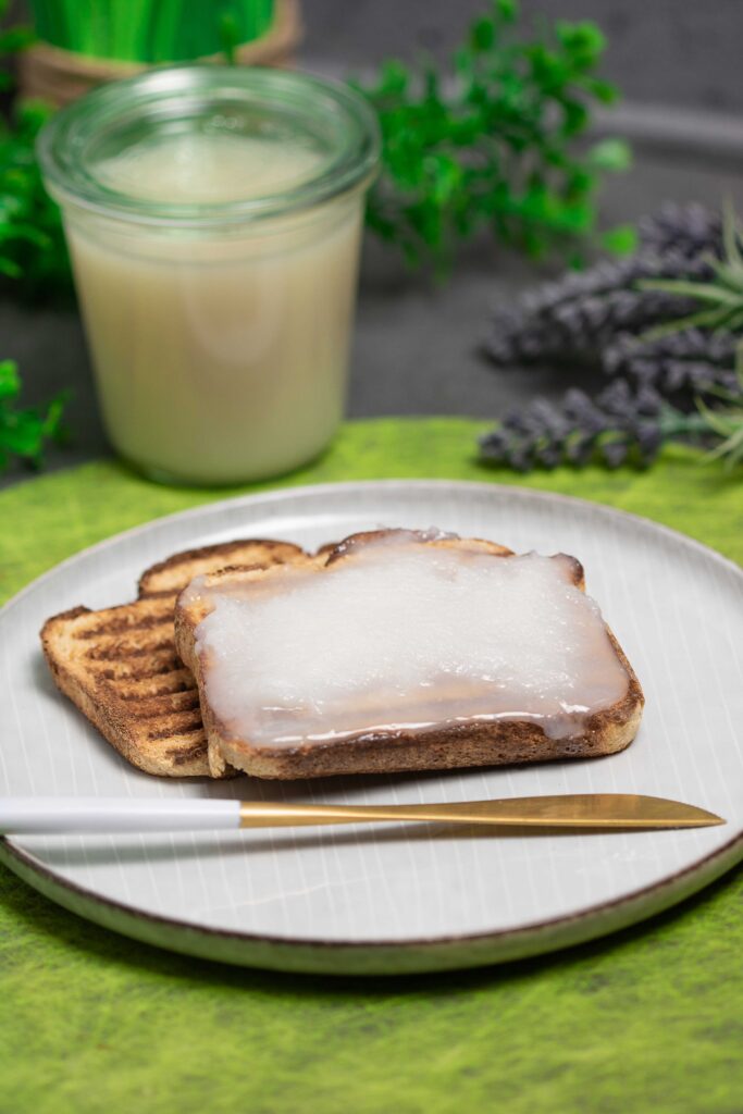 Der Kokosaufstrich ist zuckerfrei, Low Carb und super lecker. Das Rezept eignet sich perfekt für Eiweißbrot und zum Frühstück.