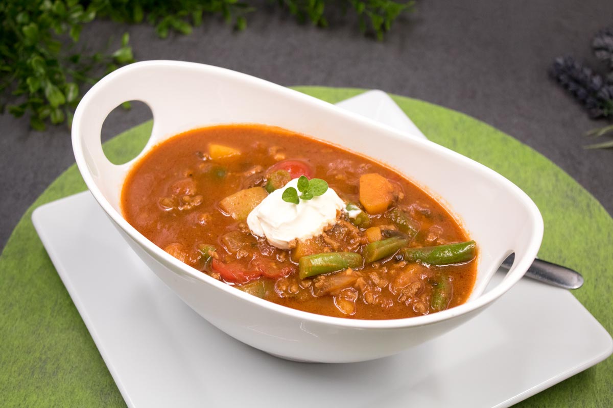 Das Kürbis-Chili ist die herbst Variante des Klassikers Chili con Carne. Das Gericht ist Low Carb und glutenfrei.