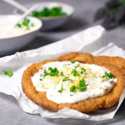 Der Low Carb Langos ist eine leckere kohlenhydratarme Alternative zum ungarischen Original. Er ist zudem glutenfrei.