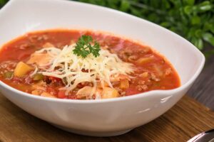 Die Lasagne-Suppe ist lecker, ohne Kohlenhydrate und ohne Gluten!