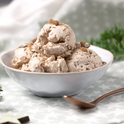 Das weihnachtliche Lebkucheneis mit gebrannten Mandeln ist ein optimales Dessert für Weihnachten und die Adventszeit. Es ist Low Carb und glutenfrei.