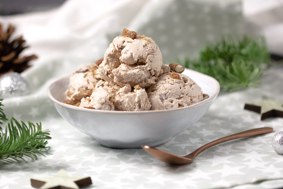 Das weihnachtliche Lebkuchen-Eis mit gebrannten Mandeln ist ein optimales Dessert für Weihnachten und die Adventszeit. Es ist Low Carb und glutenfrei.