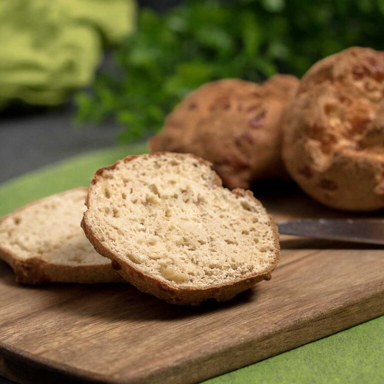 Die Mozzarella-Brötchen sind lecker und einfach zu backen. Das Rezept für die Brötchen ist zudem Low Carb und glutenfrei.