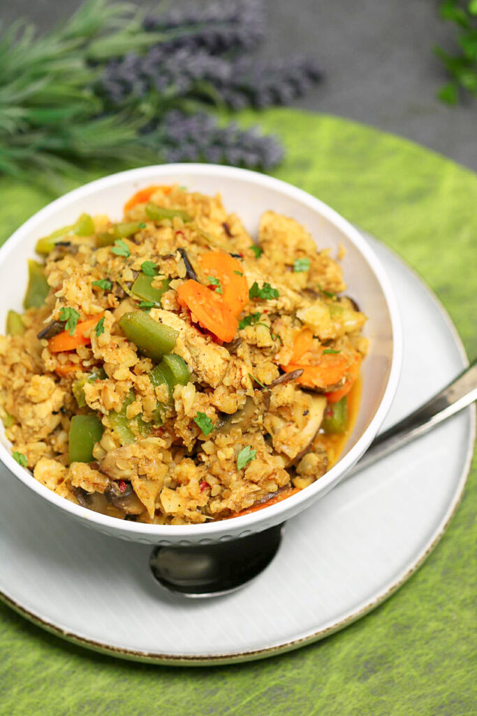 Dieses Rezept vom Nasi Goreng ist Low Carb, glutenfrei und besteht nicht aus Reis sondern aus Blumenkohl