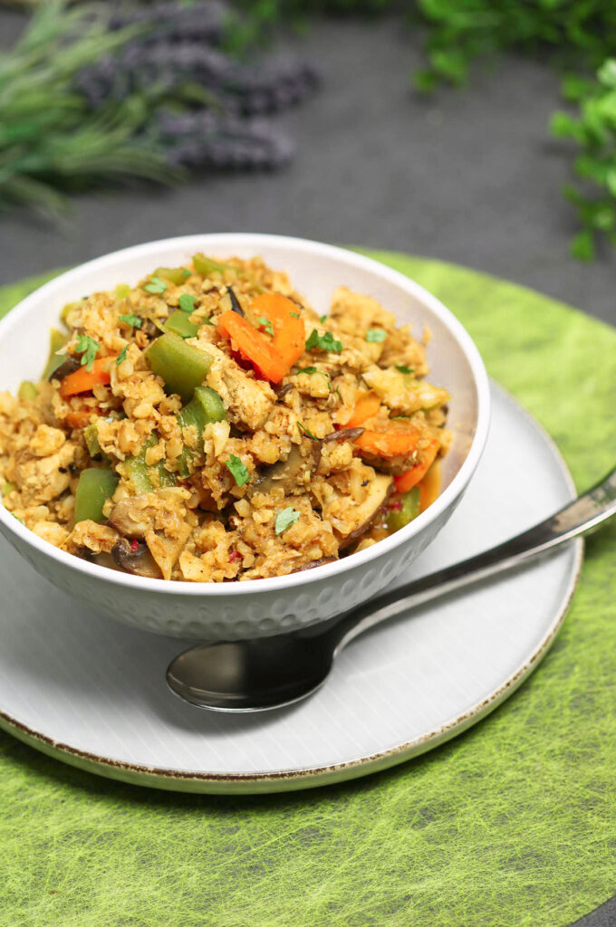 Dieses Rezept vom Nasi Goreng ist Low Carb, glutenfrei und besteht nicht aus Reis sondern aus Blumenkohl
