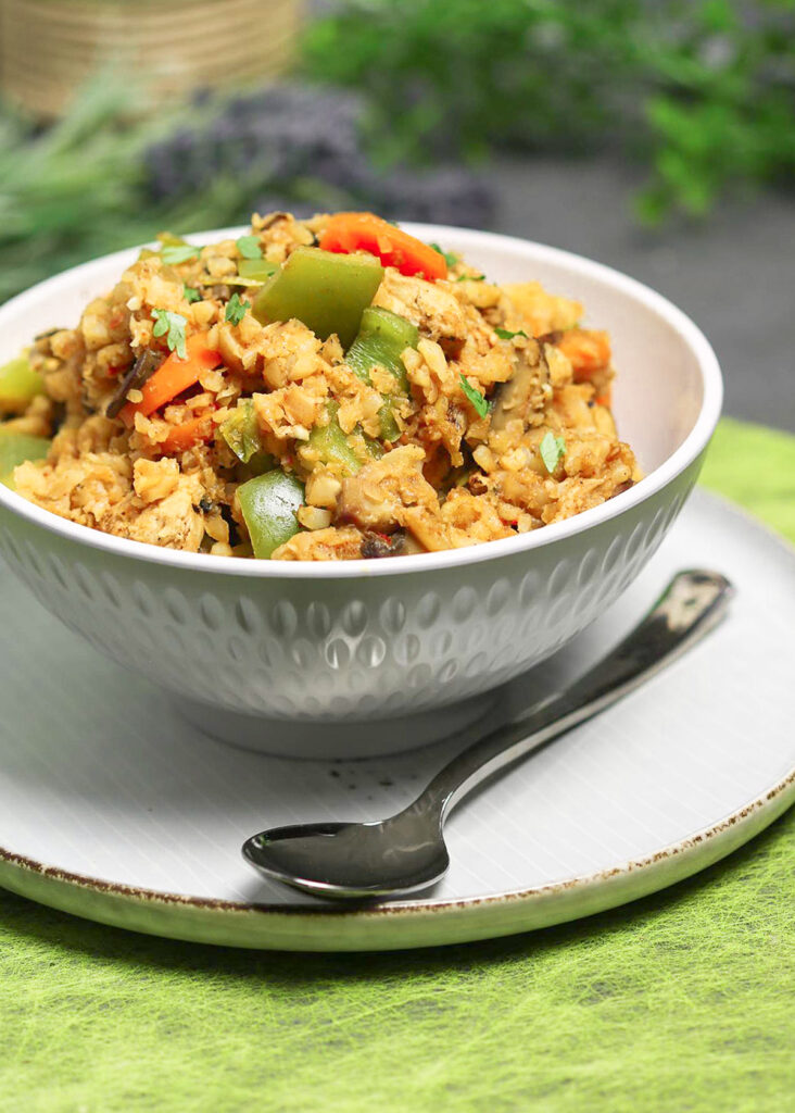 Dieses Rezept vom Nasi Goreng ist Low Carb, glutenfrei und besteht nicht aus Reis sondern aus Blumenkohl