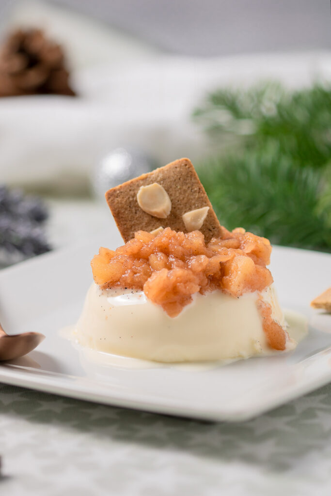 Das leckere Panna Cotta mit Apfel-Zimt-Kompott ist ein perfektes Dessert für Herbst und Winter.