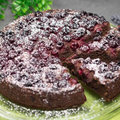 Der Schoko-Kirschkuchen ist ein leckerer Low Carb Kuchen. Das Rezept ist zudem ohne Zucker und ohne Mehl.