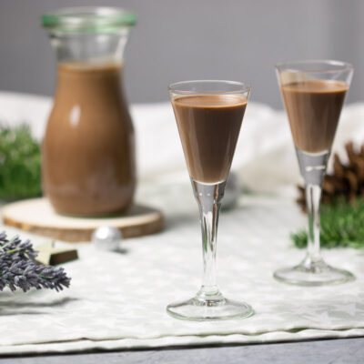 Der Schoko-Lebkuchen-Likör ist Low Carb und super lecker. Der Drink ist schnell gemixt und ein perfektes Mitbringsel