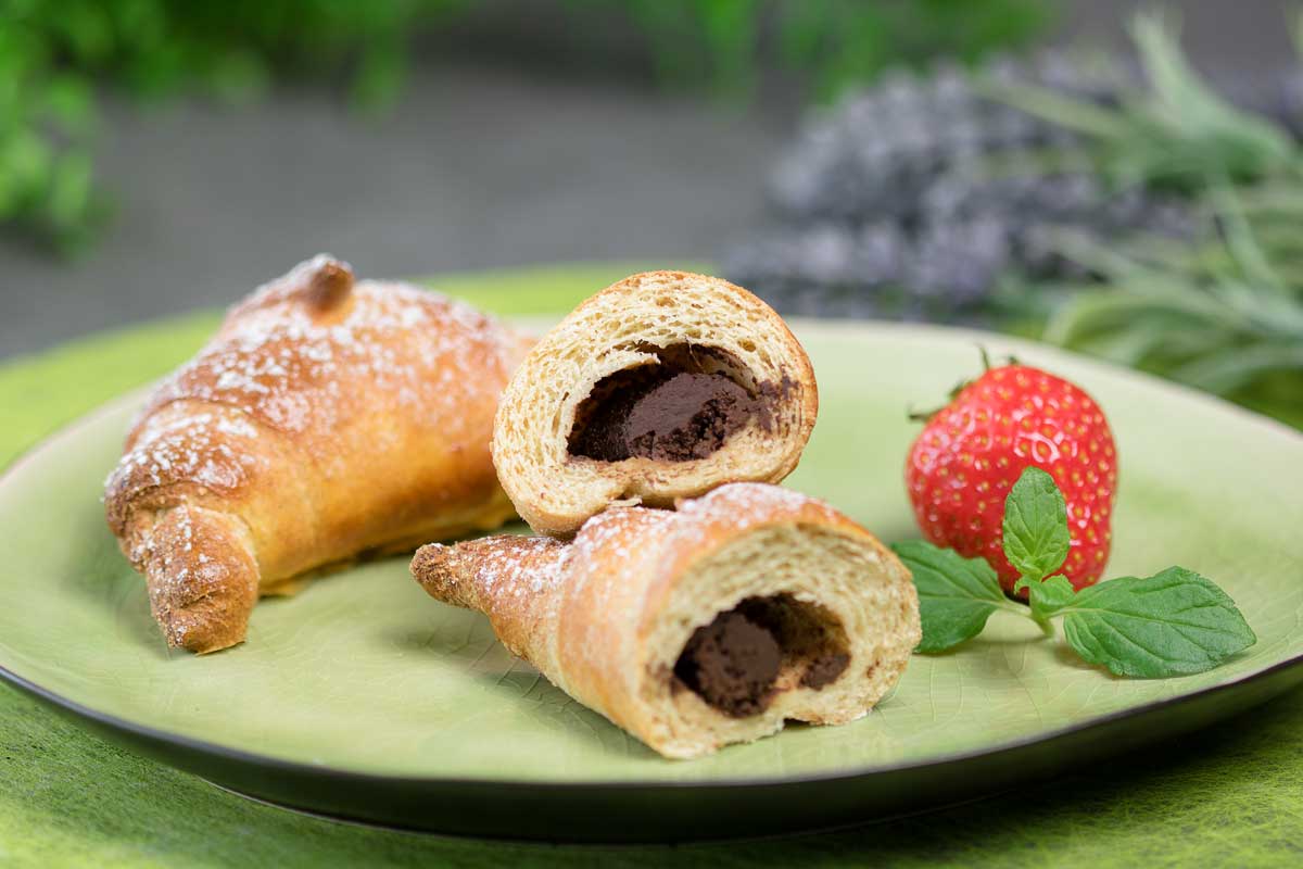 Die Schoko-Hörnchen aus glutenfreiem Hefeteig sind zudem Low Carb und mega lecker.