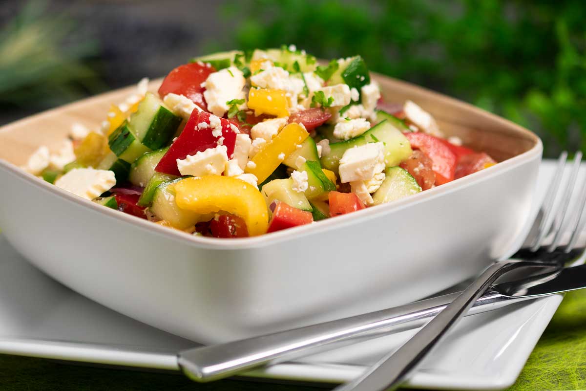 Nachgekocht: Schopska-Salat – Knackiger Salat in wenigen Minuten zubereitet!