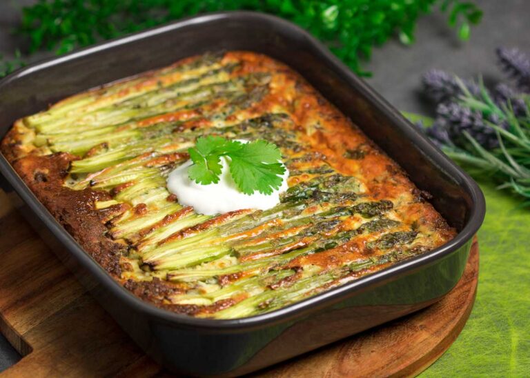 Die Spargel-Frittata ist ein leckeres und unkompliziertes Low Carb Rezept.