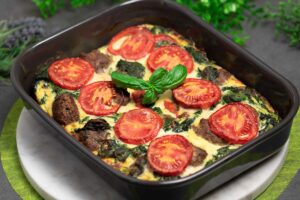 Der Spinat-Tomaten-Auflauf ist ein leckeres Low Carb Hauptgericht welches einfach zu kochen ist.