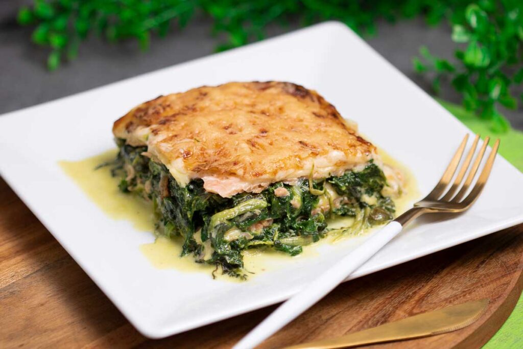 Die Spinat-Lachs-Lasagne ist ein leckeres Low Carb Hauptgericht. Die Nudelplatten sind ohne Zucker, Ohne Kohlenhydrate und ohne Mehl.