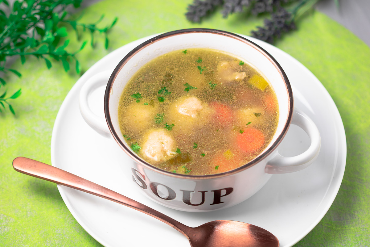 Köstliche Low Carb (Blumenkohl) Nockerl-Suppe für kalte Tage