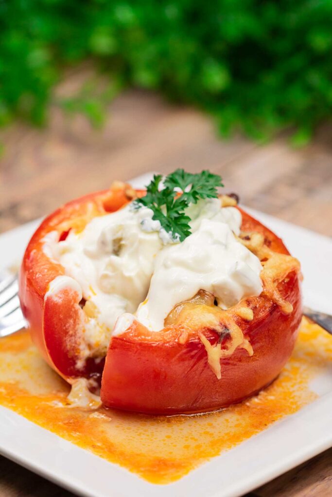 Die gefüllte Tomate ist lecker und Low Carb. Das Rezept ist einfach gekocht und schmeckt einfach lecker!