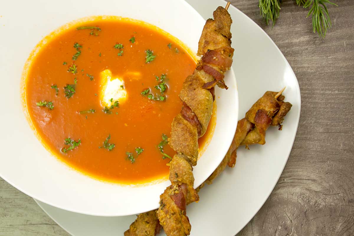 Low Carb Tomatensuppe mit Pizza-Bacon-Sticks