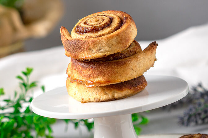Die Zimtschnecken sind schön fluffig, Low Carb und glutenfrei.