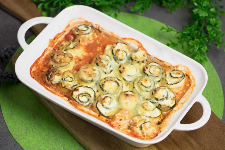 Die Zucchini-Ricotta-Röllchen sind lecker und Low Carb. Das Rezept ist glutenfrei und ohne Zucker.