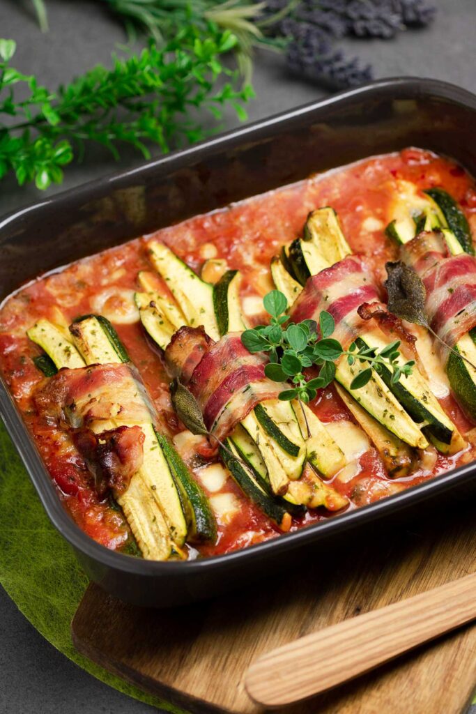 Die Zucchini-Päckchen sind lecker, Low Carb und einfach zu kochen.