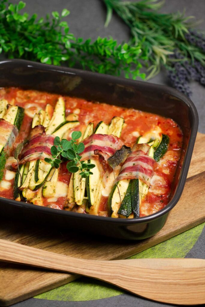 Die Zucchini-Päckchen sind lecker, Low Carb und einfach zu kochen.