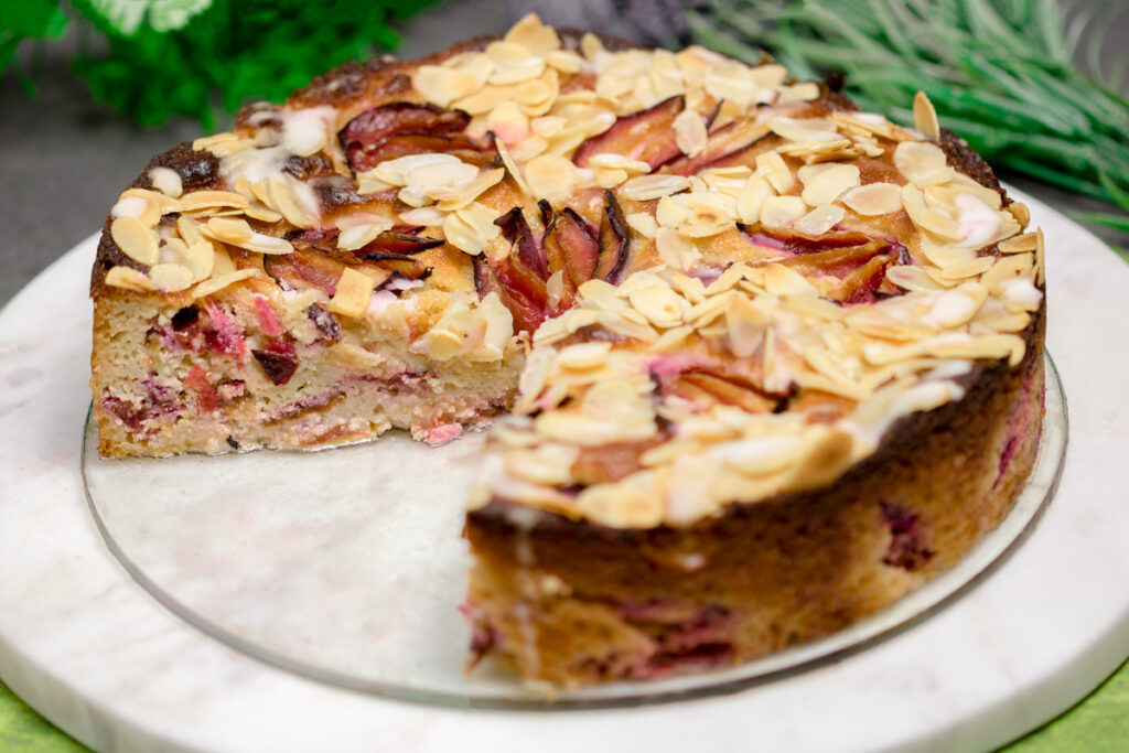 Der Zwetschgen-MandelKuchen ist ein tolles Herbst Gebäck. Das Rezept ist zudem ohne Zucker und ohne Mehl.