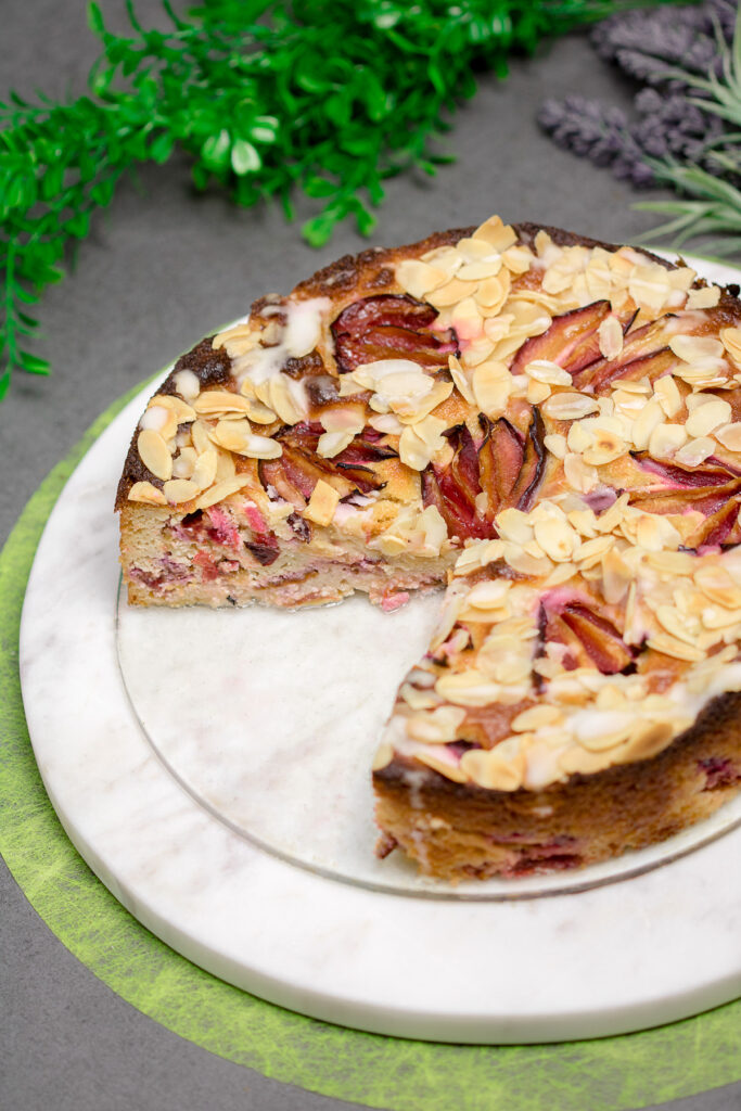 Der Zwetschgen-Mandelkuchen ist ein tolles Herbst Gebäck. Das Rezept ist zudem ohne Zucker und ohne Mehl.