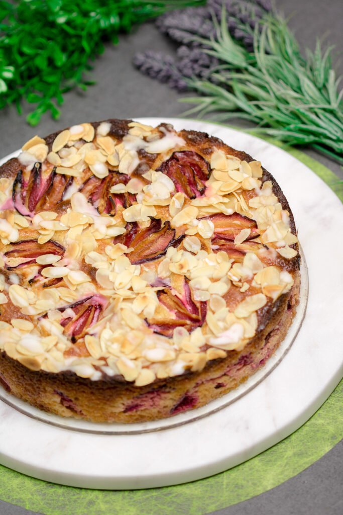 Der Zwetschgen-Mandelkuchen ist ein tolles Herbst Gebäck. Das Rezept ist zudem ohne Zucker und ohne Mehl.