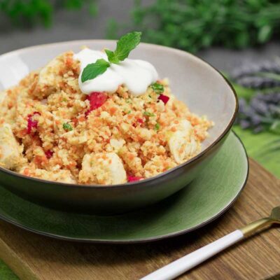 Der falsche Couscous-Salat aus Blumenkohl ist ein leckeres Low Carb Gericht.