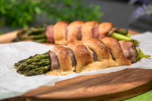 Grüner Spargel im falschen Blätterteig
