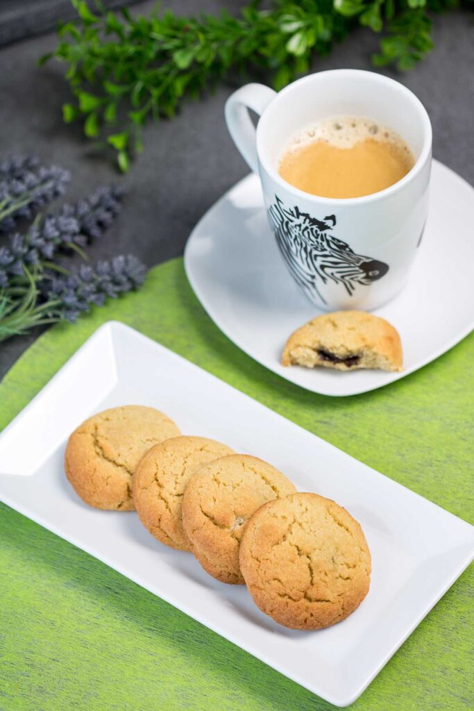Die mit Nuss-Nougat gefüllten Kekse sind ohne Zucker, glutenfrei und super lecker!