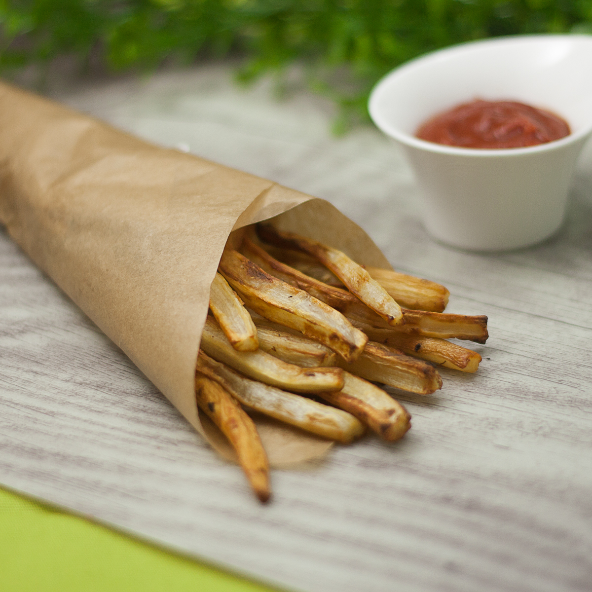 Die Schwarzwurzel-Pommes sind eine leckere Low Carb Alternative zu den Standard Fritten.