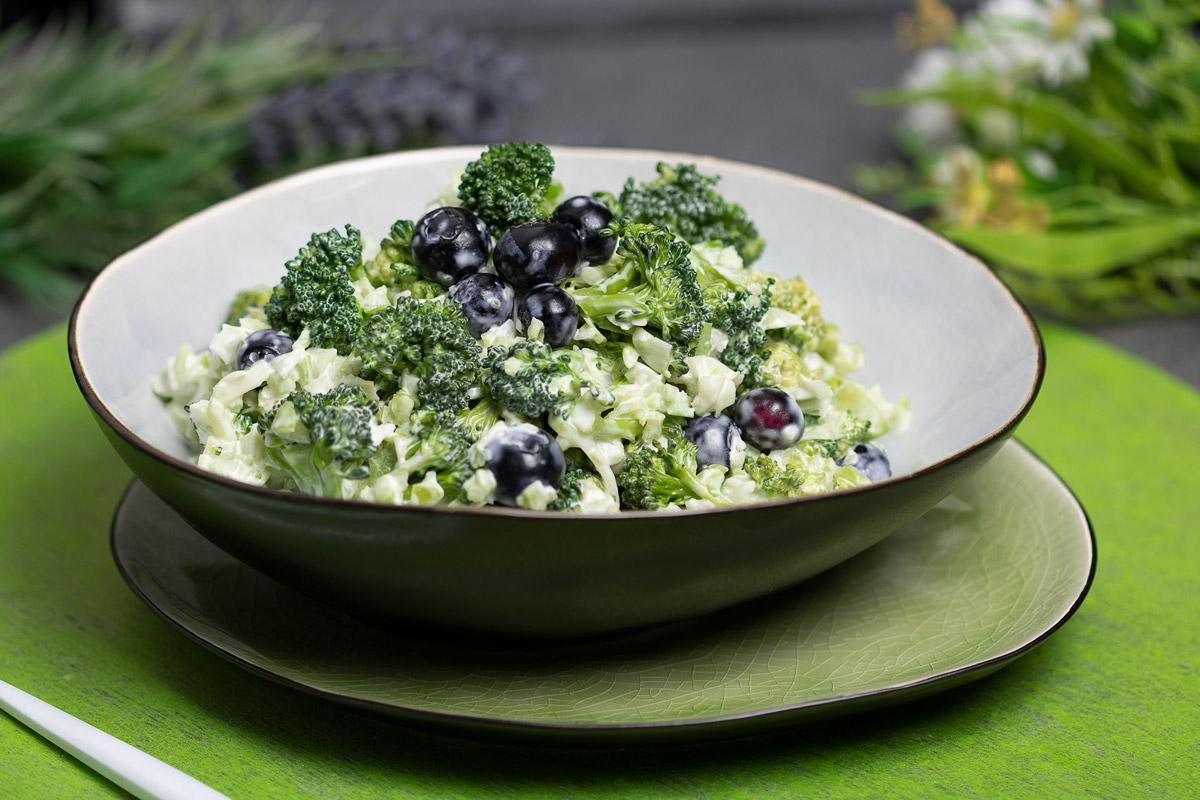 Brokkolisalat mit frischen Blaubeeren