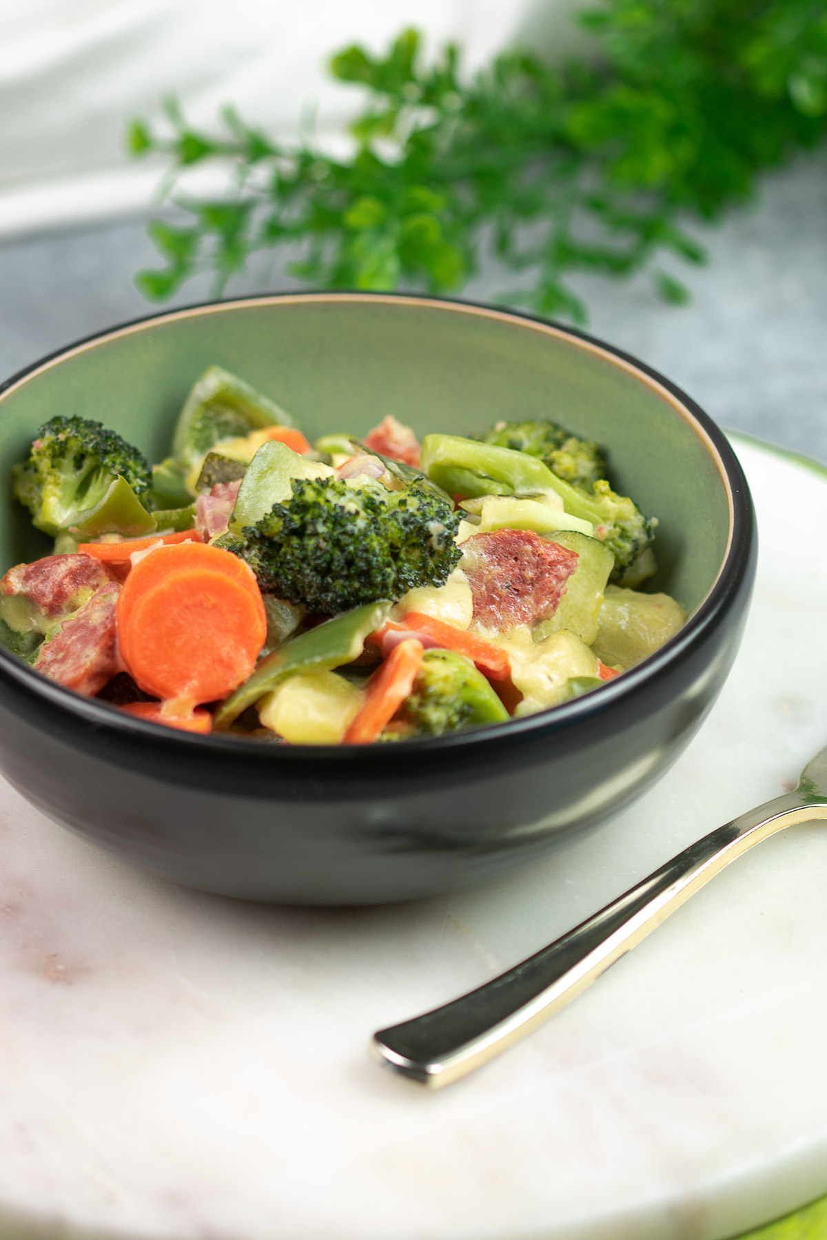 Das One-Pot-Gemüse ist ein leckerer Eintopf mit verschiedenem Gemüse, Mettenden und Schmand. Das Gericht ist einfach zu kochen und sehr lecker.