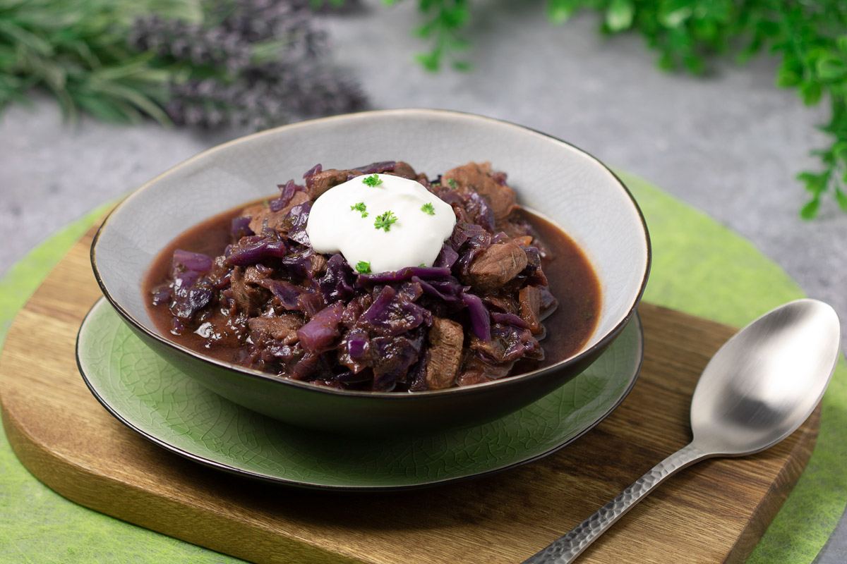 Low Carb & Keto: Wildschweingeschnetzeltes mit Rotkohl