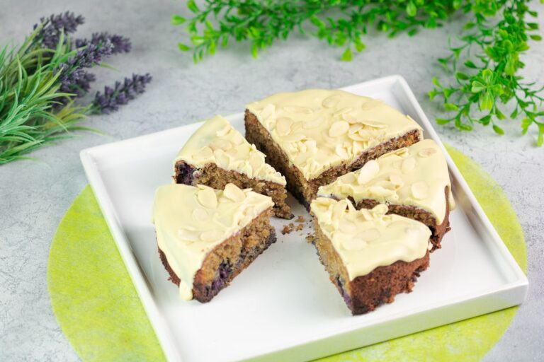 Der Blueberry-White-Chocolate-Cake ist ein leckerer Low Carb Kuchen ohne Zucker und ohne Mehl.