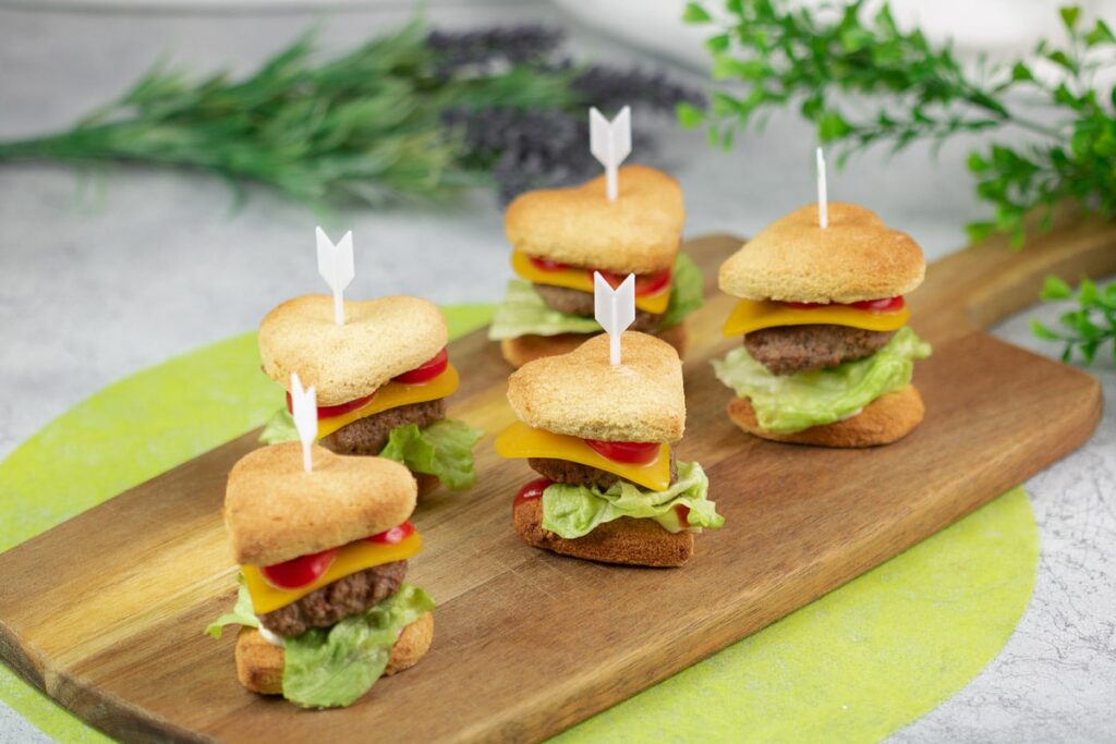 Der Herz-Burger ist ein leckerer Low Carb Snack für Partys und Events.