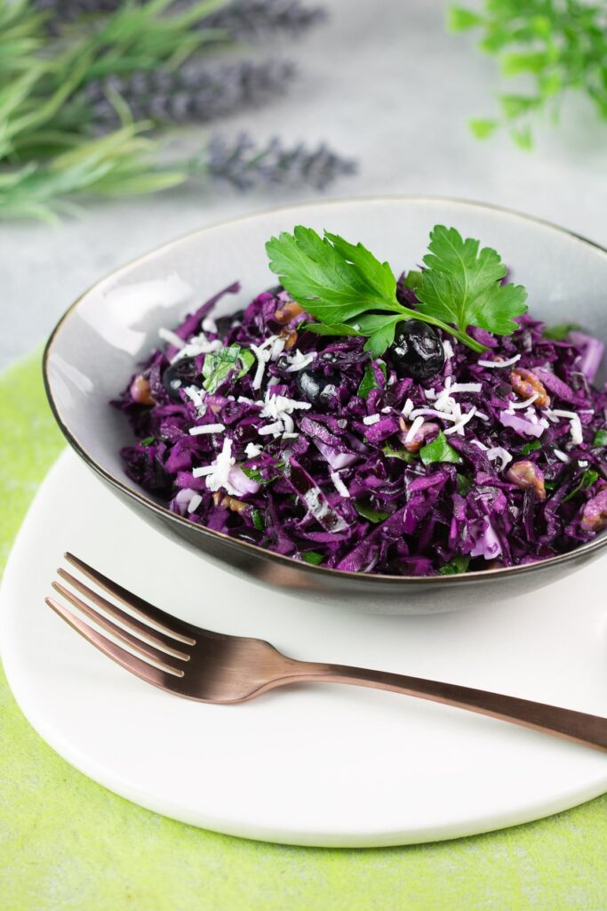 Der Rotkraut-Salat ist lecker, Low Carb und passt perfekt zum Herbst. Das Gericht kann man optimal für die Arbeit vorbereiten und kalt genießen.