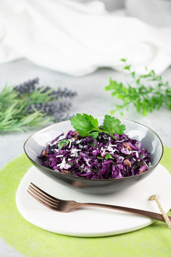 Der Rotkraut-Salat ist lecker, Low Carb und passt perfekt zum Herbst. Das Gericht kann man optimal für die Arbeit vorbereiten und kalt genießen.