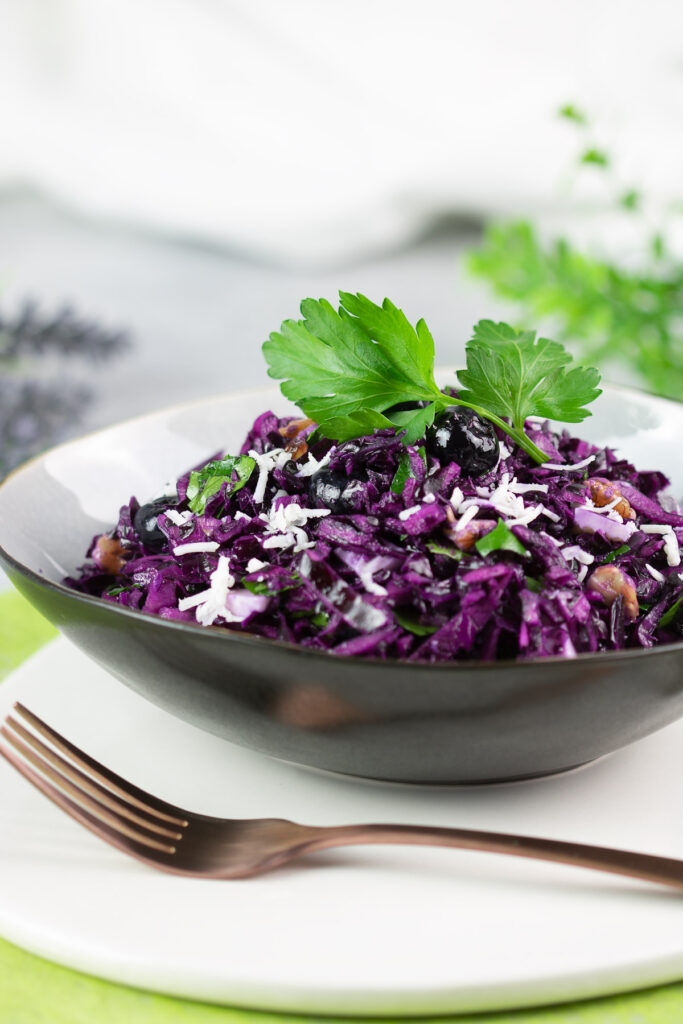Der Rotkraut-Salat ist lecker, Low Carb und passt perfekt zum Herbst. Das Gericht kann man optimal für die Arbeit vorbereiten und kalt genießen.