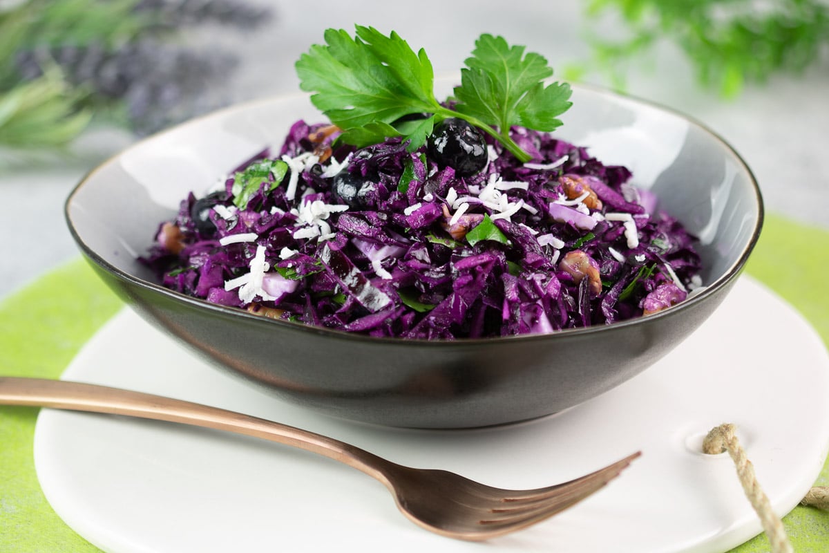 Low Carb Rotkohlsalat mit Ziegenkäse, Walnüsse und Beeren