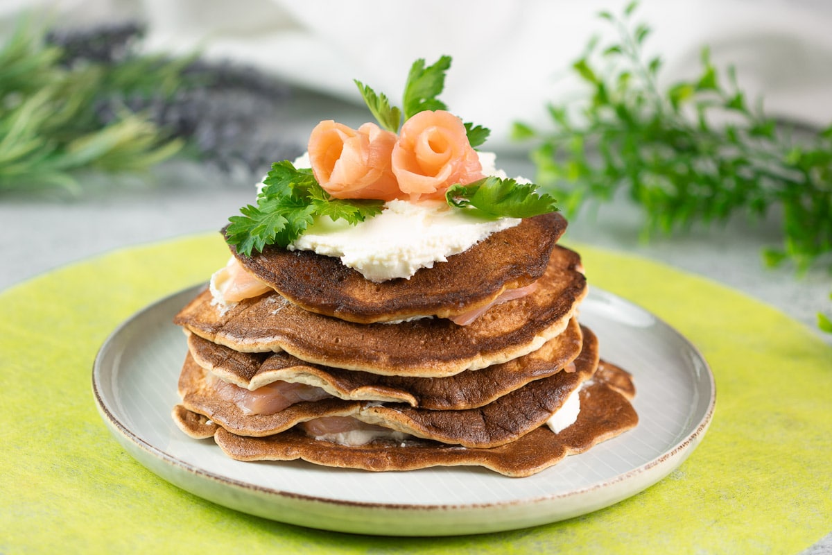 Deftige Low Carb Pancakes mit Lachs