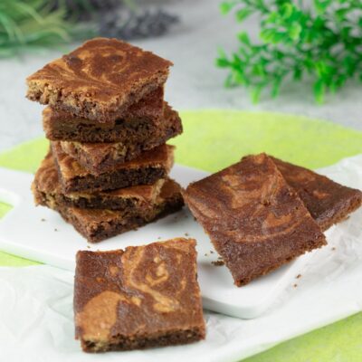 Die Erdnuss-Brownies sind ohne Zucker, ohne Mehl und ohne Kohlenhydrate.
