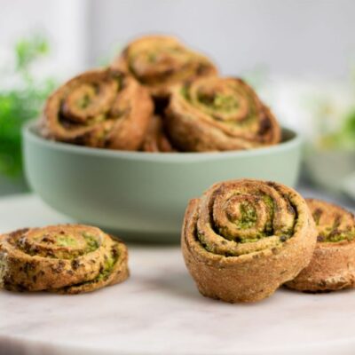 Die Bärlauch-Schnecken sind lecker und ein perfektes Fingerfood für den Frühling. Denn mit frischem Bärlauch werden die kleinen Schnecken am besten.