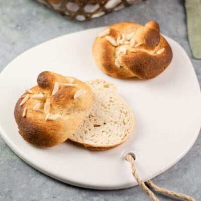 Die Osterbrötchen sind kleine Süße Brioche Brötchen die zu Ostern gegessen werden.