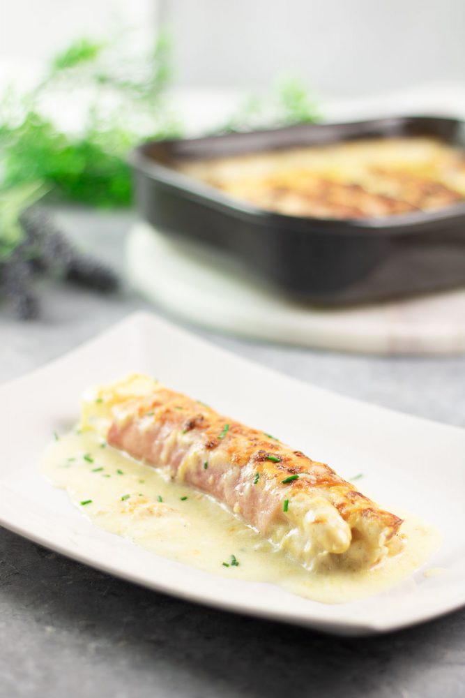 Spargel-Auflauf mit gekochtem Schinken und Bechamel