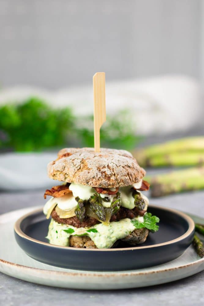 Low Carb Bärlauch-Spargel-Burger ist lecker Low Carb und glutenfrei. 