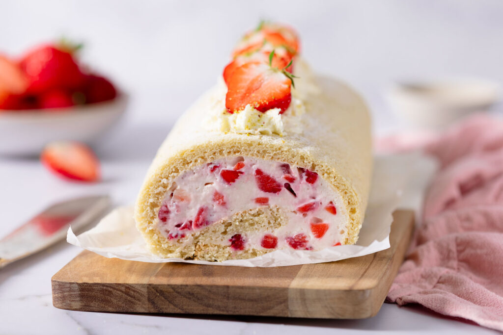 Low Carb Erdbeer-Biskuitrolle